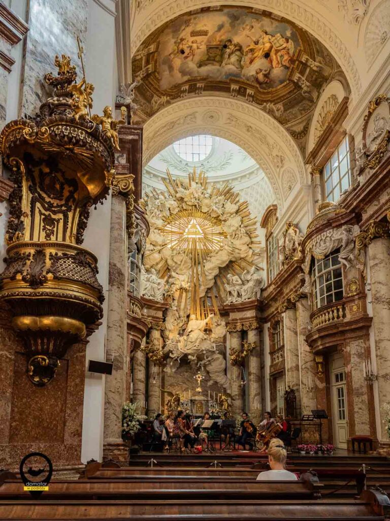 Wnętrze kościół św. Karola Boromeusza w Wiedniu