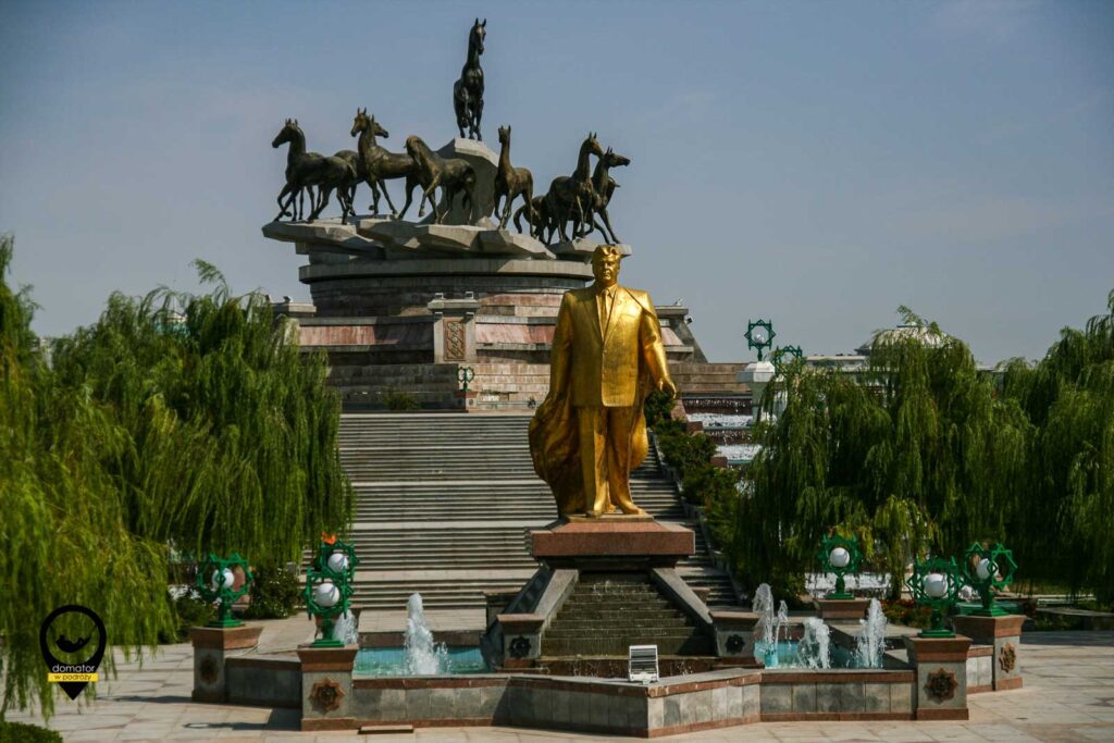 Złoty Turkmenbasza w Parku Niepodległości.