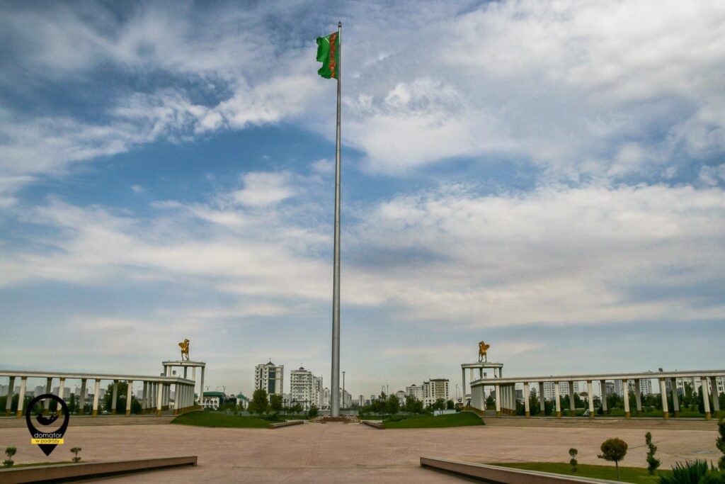 Wielka flaga Turkmenistanu na 133 metrowym maszcie, Aszchabad