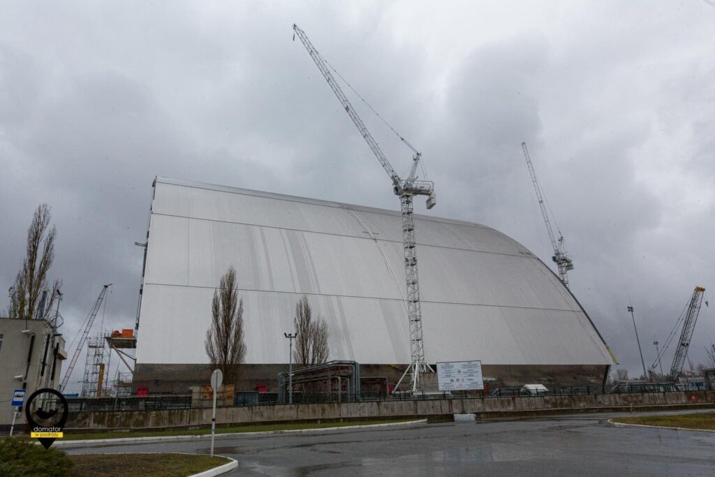 Nowy sarkofag nad reaktorem w Czarnobylu