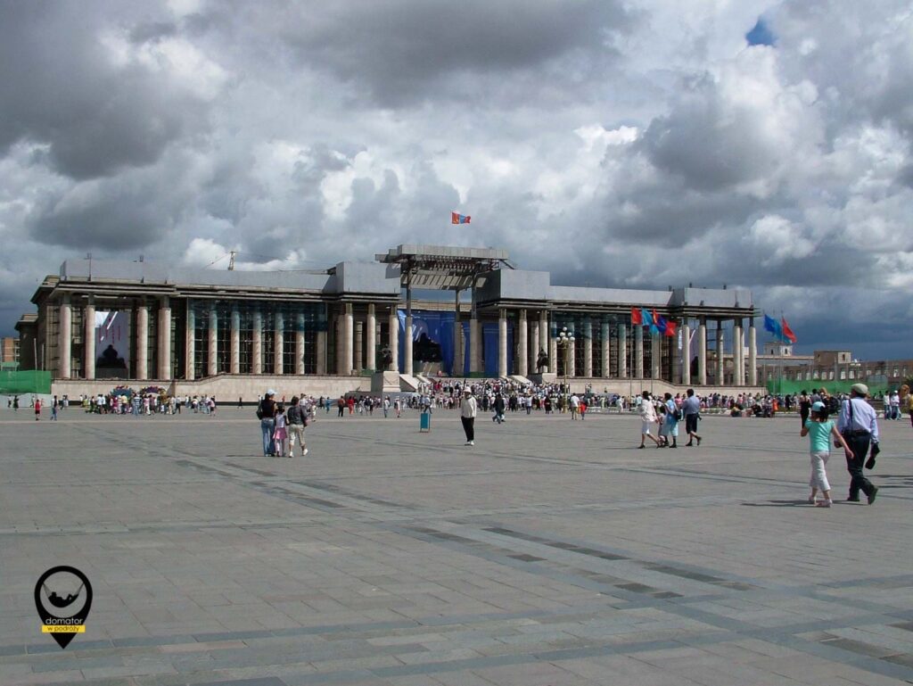 Centralny plac stolicy nosi nazwę Czyngis-chana wcześniej Suche Batora