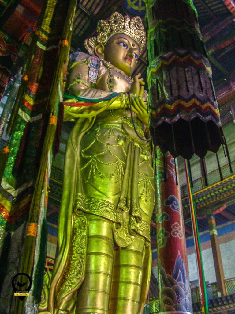 26 metrowy posąg bodhisattwy Awalokiteśwary zwanego Wszechwiedzącym