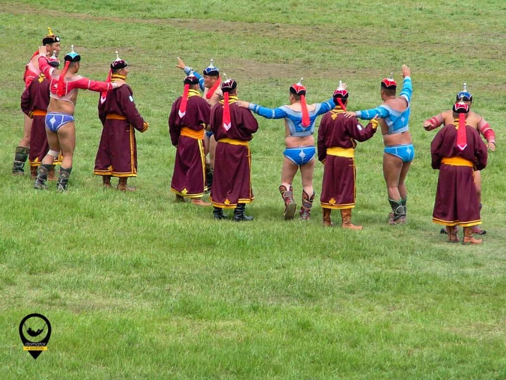 Festiwal Naadam, zawodnicy przed walką wykonują rytualny taniec dewech, tzw. lot orła