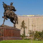 Pomnik Amir Timura i hotel Uzbekistan