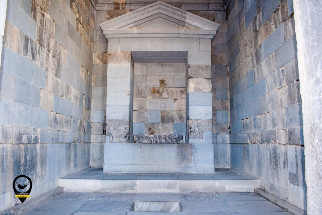 Ołtarz we wnętrzu świątyni w Garni